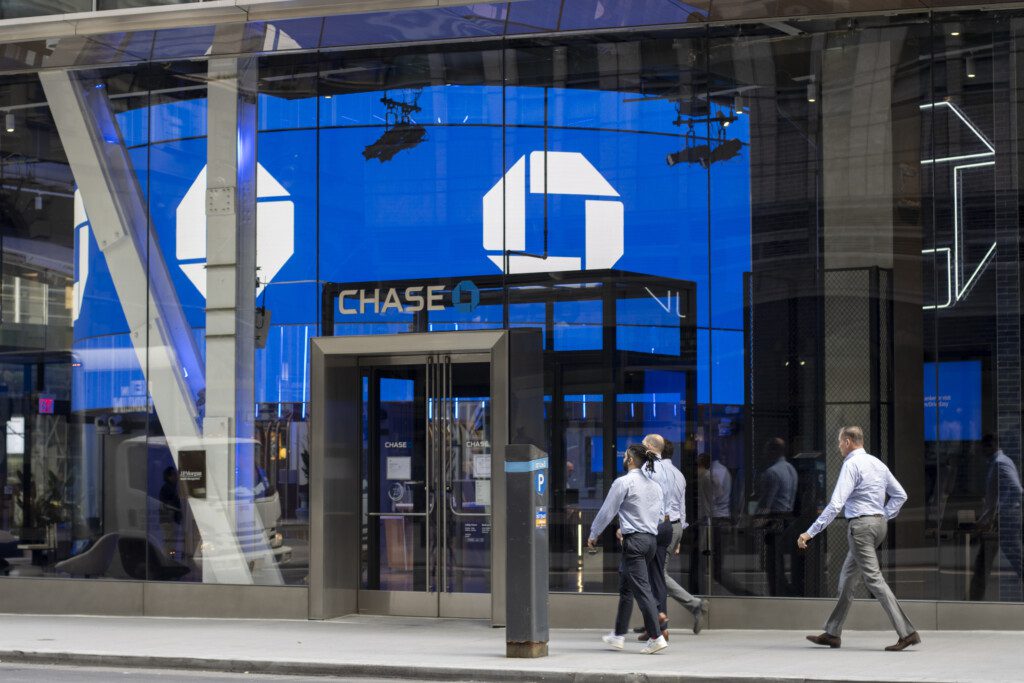 New York, NY, USA - July 5, 2022: People walk past a Chase Bank branch in New York City. JPMorgan Chase Bank, N.A., doing business as Chase Bank, is an American national bank headquartered in New York City. (©iStock.com/hapabapa)